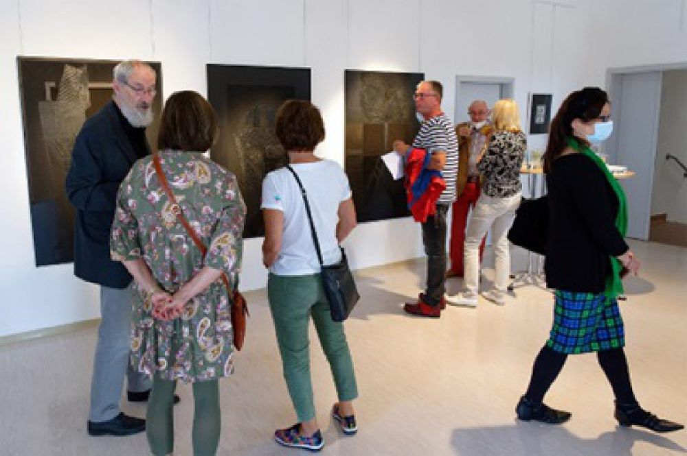 Eine Vernissage in den Räumen der Kulturfabrik Haldensleben mit Ausstellungsstücken der Künstlergilde.